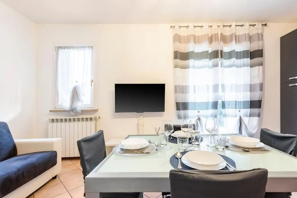 Limone Apartment - Featuring A Private Garden And Access To A Pool Barcuzzi Italy