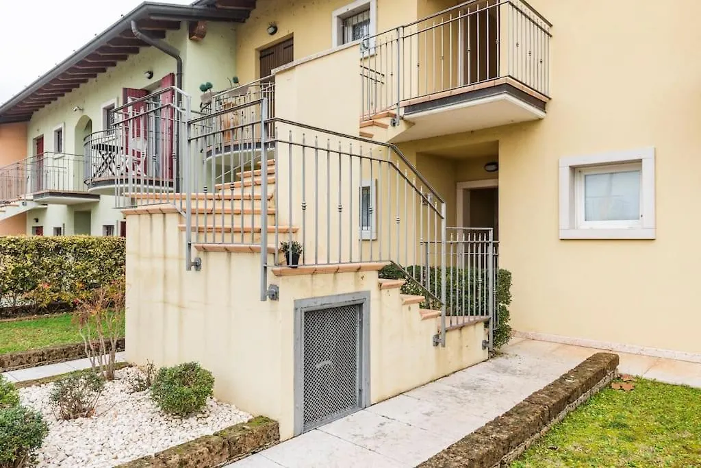 Limone Apartment - Featuring A Private Garden And Access To A Pool Barcuzzi